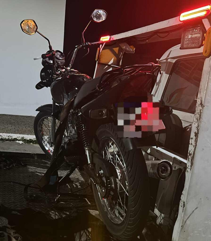 Motociclista suspeito de “delivery” de drogas cai durante fuga da Guarda Civil Municipal e abandona moto em Nova Serrana