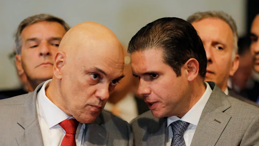 Após rejeição na Câmara, Moraes ordena perda de mandato de Carla Zambelli e posse imediata do suplente Motta