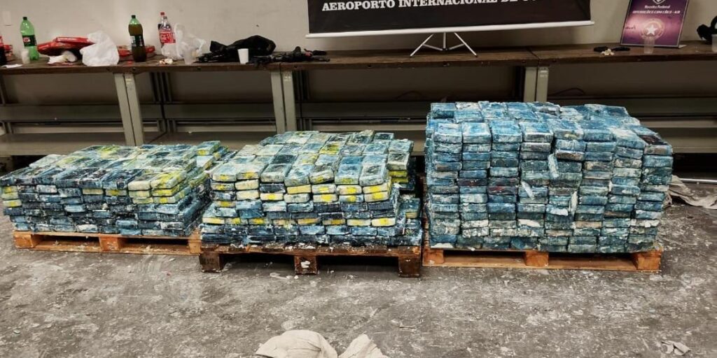 Aeroporto de Confins vira alvo de megaoperação que apreende 1,2 tonelada de cocaína PF-apreende-12-tonelada-de-cocaina-no-Aeroporto-de-Confins-droga-iria-para-a-Europa