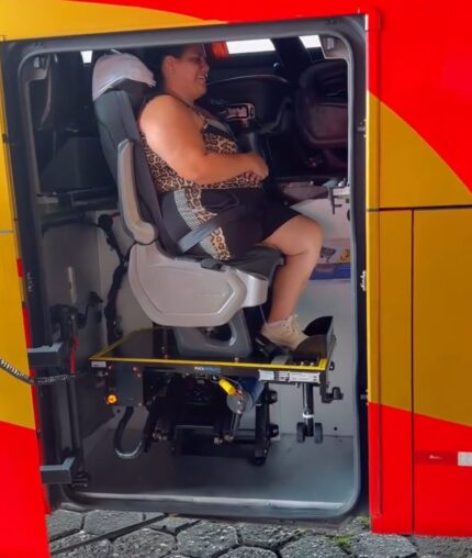 Deputada Lohanna e vereadora Kell Silva conquistam ônibus intermunicipais adaptados para PCDs em Divinópolis