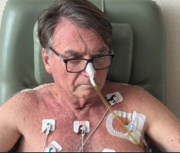 Carlos expõe crise de soluço do pai Jair Bolsonaro e alerta para “tragédia anunciada”