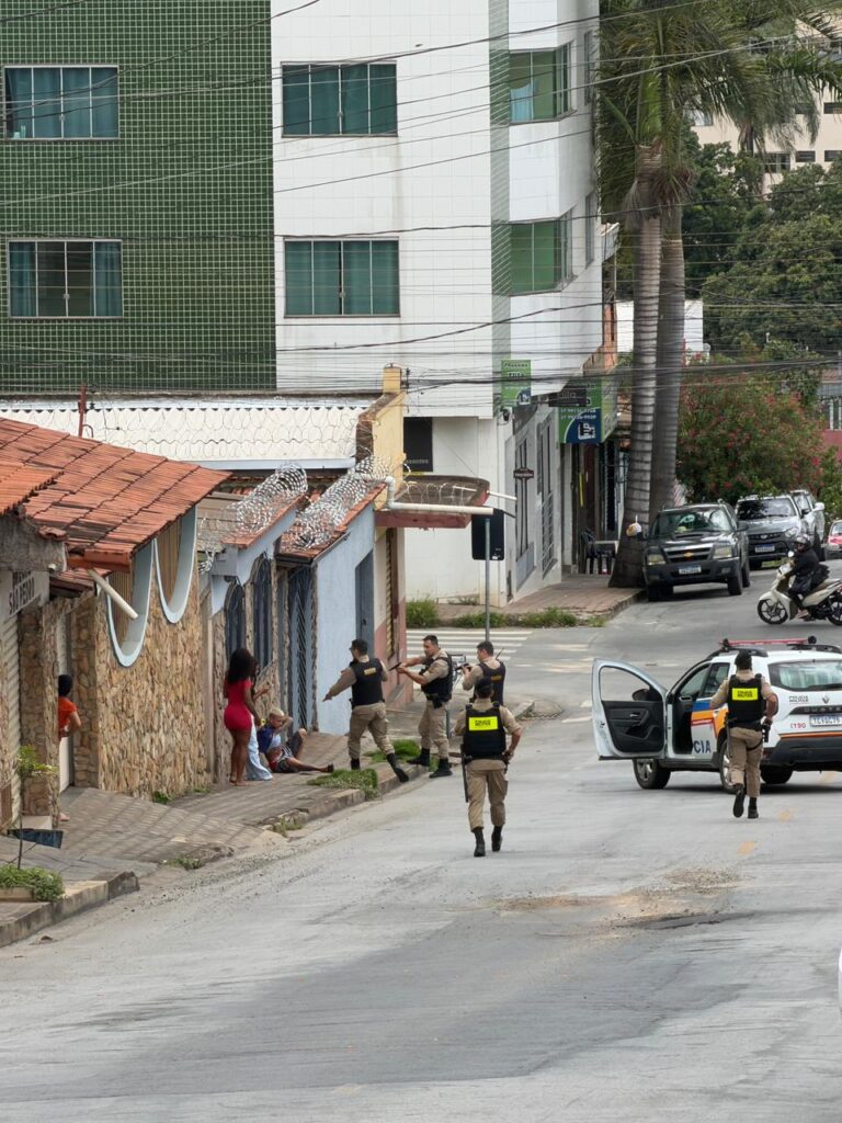 Confusão no Niterói termina com agressão a policiais após denúncia de briga de casal em Divinópolis WhatsApp Image 2025-12-15 at 13.52.47