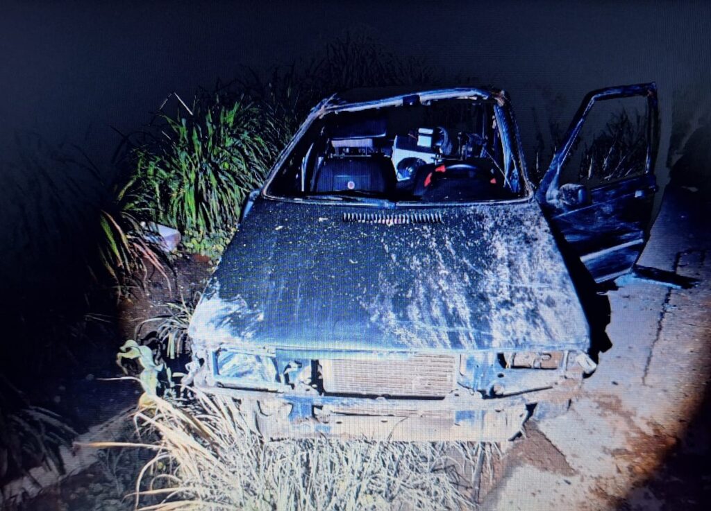 Capotamento após visão ser ofuscada por farol de outro carro deixa dois feridos na MG- 439, em Arcos WhatsApp Image 2025-12-22 at 08.30.09