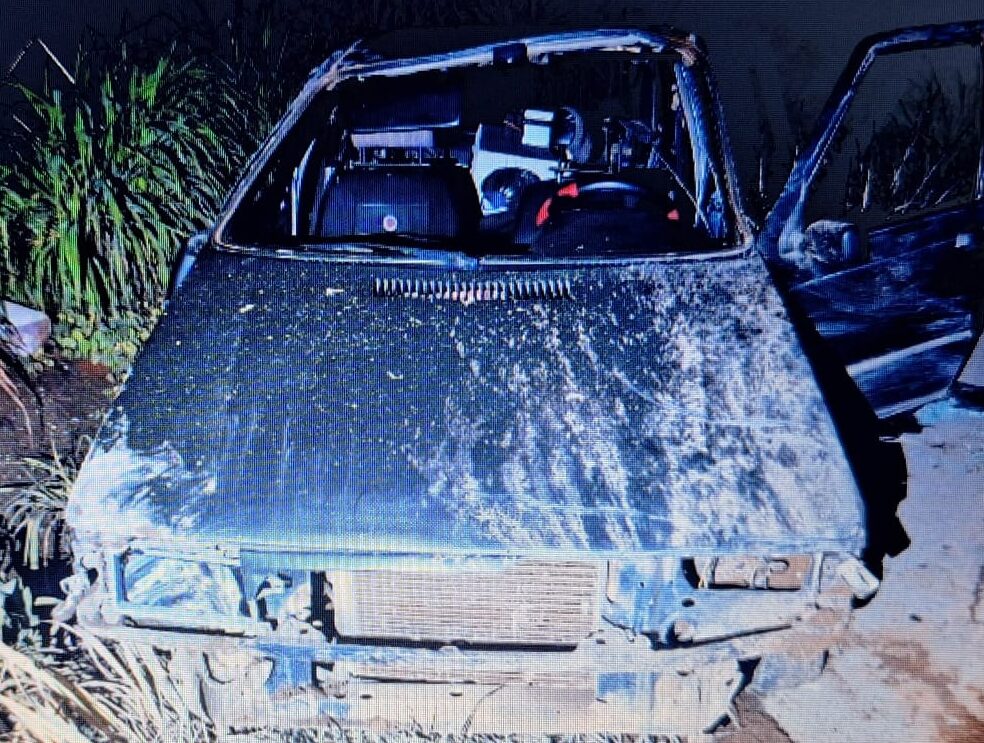 Capotamento após visão ser ofuscada por farol de outro carro deixa dois feridos na MG- 439, em Arcos