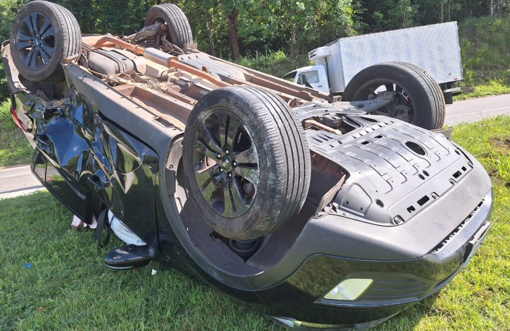 Colisão após manobra irregular deixa mulher e criança feridas na MG-050, em Itaúna WhatsApp Image 2025-12-22 at 10.09.09