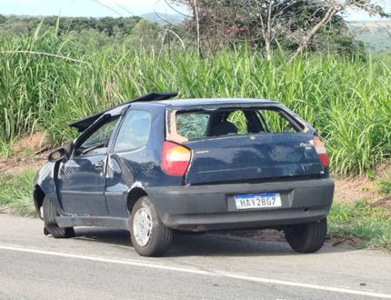 Acidente na MG-164 entre Itapecerica e Divinópolis deixa três feridos leves neste último sábado (06) carro