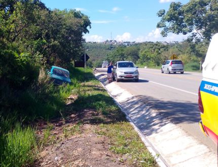 Idoso de 91 anos embriagado sai da pista na BR-494 em Divinópolis