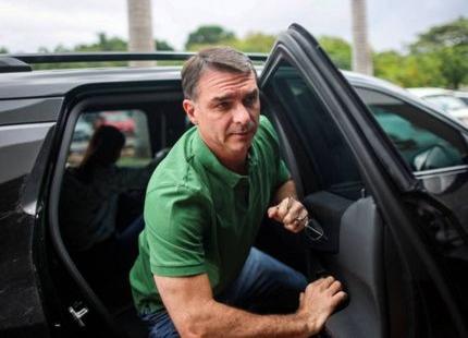 Típico do clã: Flávio se declara candidato apoiado por Bolsonaro, mas depois admite vender a indicação do pai