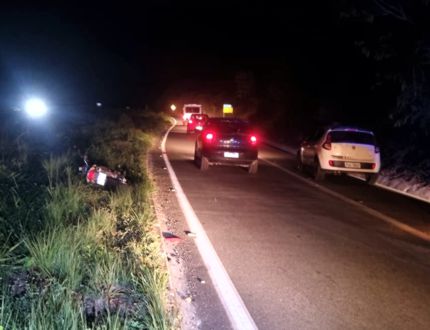 Moto é atingida durante ultrapassagem na MG-050 em Formiga e motorista foge sem prestar socorro