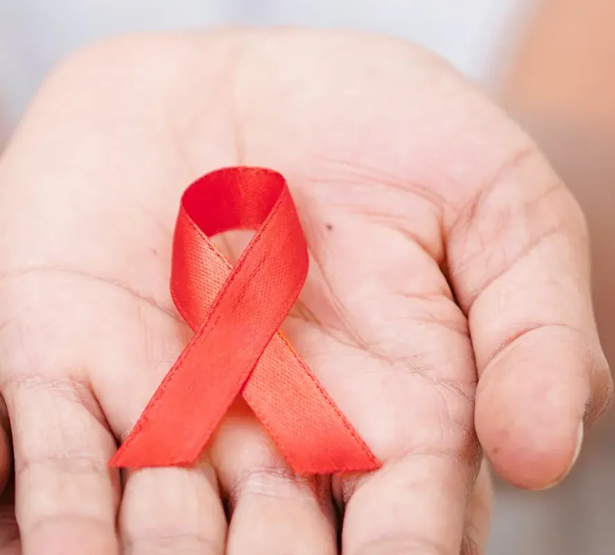 Dezembro Vermelho reforça alerta contra o HIV no Dia Mundial de Combate à Aids