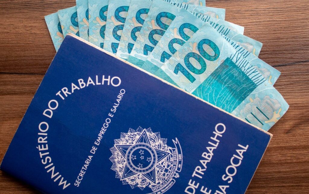 Governo reduz novamente a projeção do salário mínimo para 2026 e reacende debate sobre perda do poder de compra no país salario-minimo-