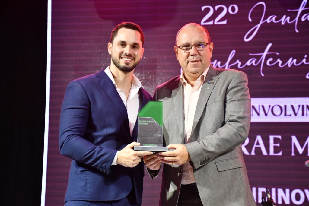Sebrae Minas é homenageado por fortalecer o polo calçadista de Nova Serrana trofeuSindinovaSebrae