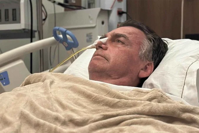Queda na cela, atendimento tardio e lesão leve: Bolsonaro sofre traumatismo craniano, diz médico