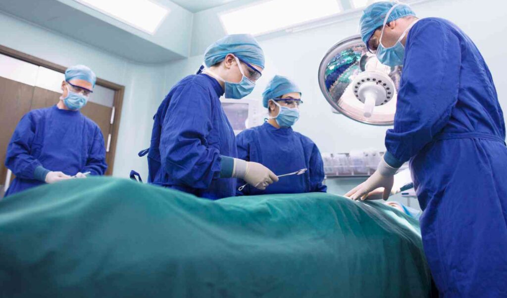 ENAMED: confira os 10 cursos de medicina com melhor e pior desempenho no país 68efe2e31454578cc928b14f_6481f5b2fbfdc11b83a83cb3_afya-med-sala-de-cirurgia