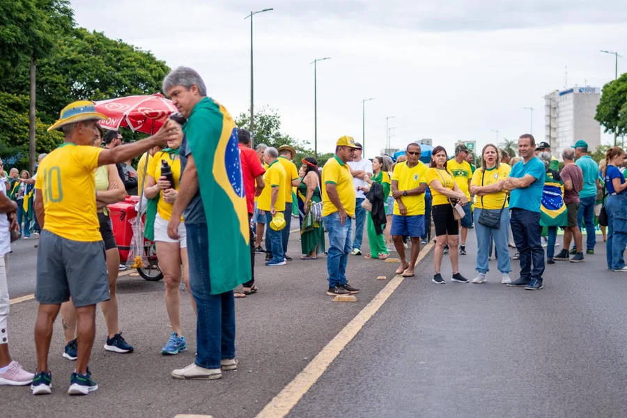 Apoiadores de Bolsonaro se reúnem em Brasília e pedem prisão humanitária após transferência para a Papudinha