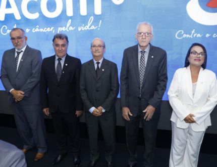 Acom empossa nova diretoria e Rafael Nogueira assume a presidência da entidade