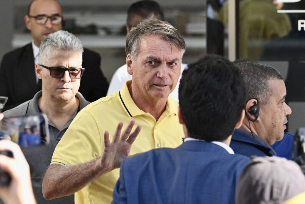 Moraes autoriza Bolsonaro a sair da prisão só para exames médicos após ele ter caído da cama Bolsonaro deixa prisão para fazer exames