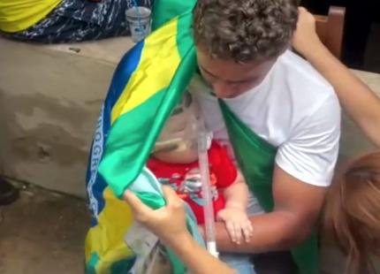 Vídeo de Nikolas Ferreira orando por bebê com suporte respiratório viraliza e alimenta idolatria entre apoiadores