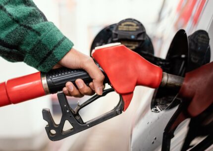 Petrobras anuncia redução de 5,2% no preço da gasolina; diesel não terá alteração