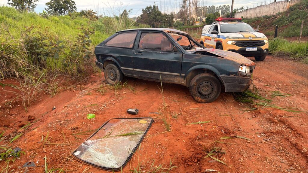 Carro capota na BR-354, em Formiga, e deixa mulher e duas crianças feridas IMG-20260102-WA0001