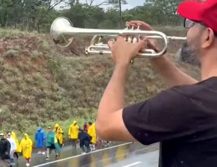 “Gado na pista”: trompetista invade rota de Nikolas e causa alvoroço Trompetista