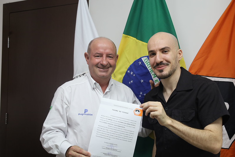 Presidente da Câmara de Divinópolis, Israel Mendonça dá posse ao quinto colocado em concurso