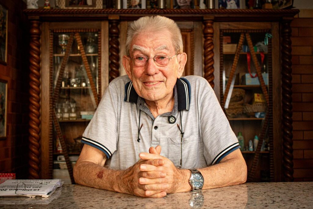 Em Itaúna, a fé que virou cuidado: documentário emociona ao contar a história do Padre Giovanni WhatsApp Image 2026-01-09 at 11.23.37