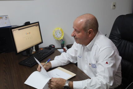 Presidente da Câmara de Divinópolis, Israel da Farmácia, define calendário de homenagens para 2026 WhatsApp Image 2026-01-13 at 14.51.39