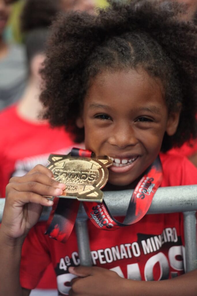 Bonequinha Preta Patuá vence todos os 5 campeonatos de 2025 e se torna fenômeno infantil da capoeira WhatsApp Image 2026-01-14 at 20.45.27