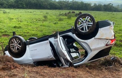 Carro capota na LMG-893, em Formiga, e idosa de 84 anos fica ferida WhatsApp Image 2026-01-15 at 10.27.19