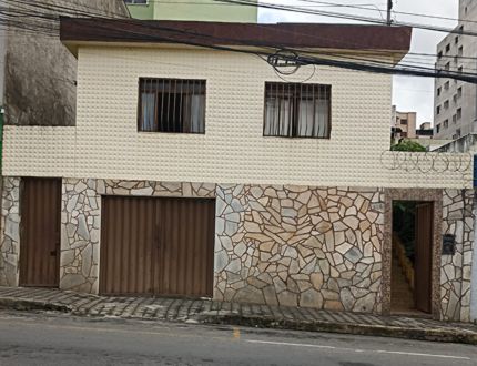 Copasa deixa obra mal feita, muro cede e idosa vive risco em Divinópolis casa - site