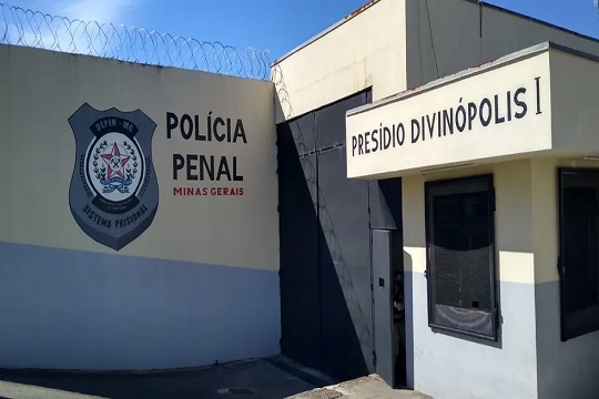 Motorista terceirizado é preso ao tentar levar celulares escondidos em marmitex para presídio de Divinópolis