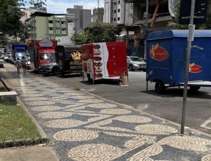 Comércio reclama de food trucks fixos que tornam vagas rotativas em estacionamento privado na Praça do Santuário, em Divinópolis
