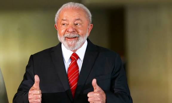 E-mails revelados nos EUA mostram Noam Chomsky e Epstein discutindo Lula como “prisioneiro político mais importante do mundo