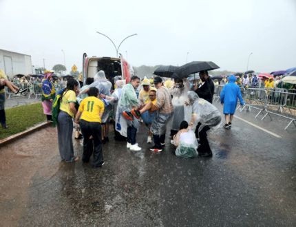 Tempestade e raio em ato pró-Bolsonaro: 30 vão ao hospital, alguns em estado grave; diz Corpo de Bombeiros do DF raio - nikolas - 3