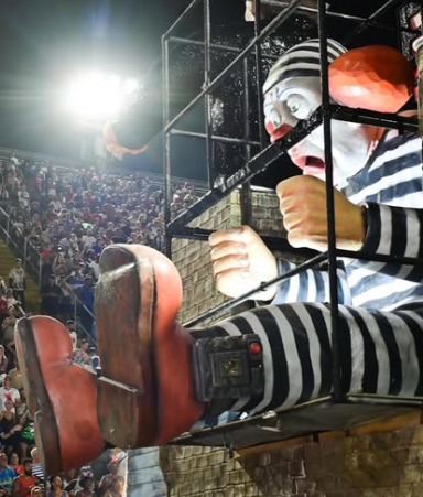 Grades para o "Bozo" e aplausos para Lula: O desfile polêmico que parou o Rio, irritou Michelle Bolsonaro e agora está na mira da Justiça 2350