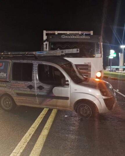 Acidente na MG-050, em Itaúna, deixa 3 feridos leves após colisão com caminhão