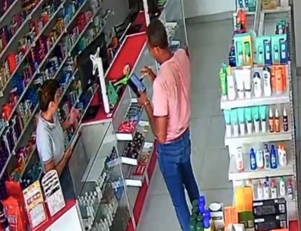 Drogaria ‘DrogaPires’ contesta denúncia e divulga vídeo após caso de “pés sujos de barro” em Ermida; Divinews concede Direito de Resposta