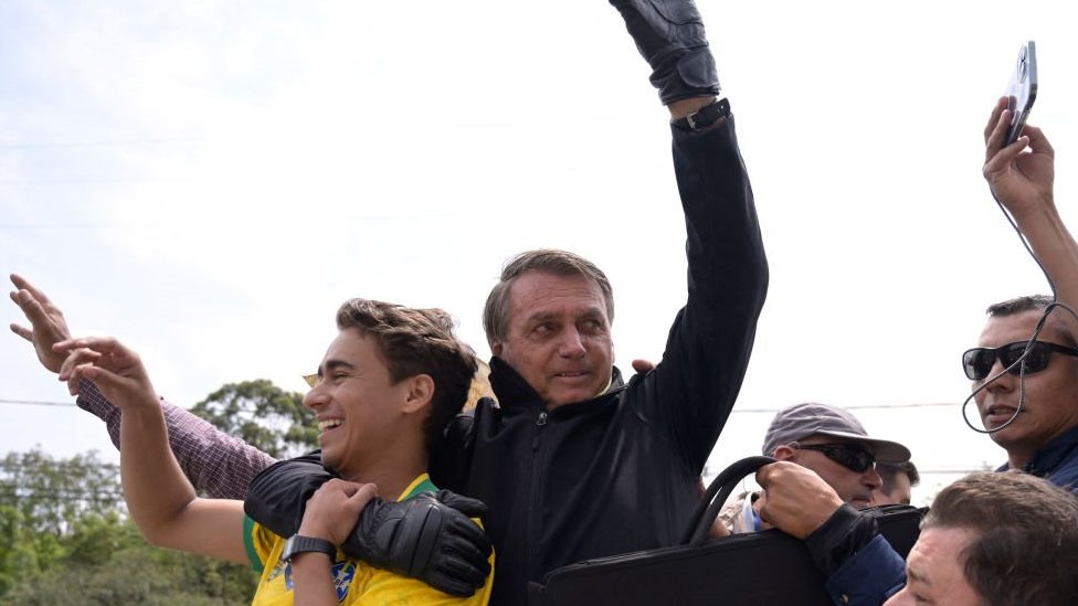 Flávio Bolsonaro avalia Nikolas Ferreira para Governo de Minas em aliança com centrão Nikolas motociata