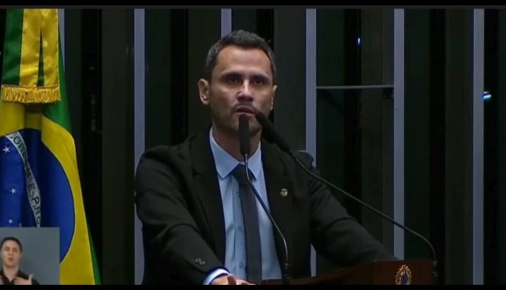 Emocionado e triste, Cleitinho faz revelação no plenário do Senado sobre doença do irmão e pausa projeto político em Minas Screenshot_20260203_182620_Gallery