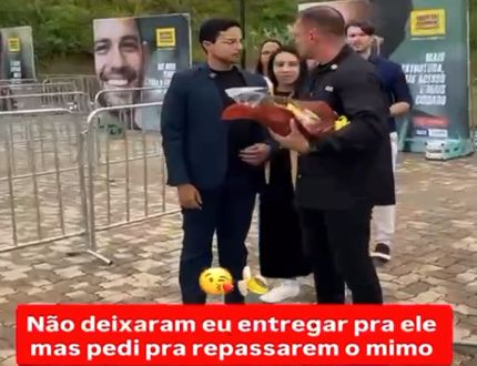 Vídeo: Barrado na entrada, vereador petista tenta levar “buquê de bananas” para ironizar Governador de Minas em cerimônia em Divinópolis