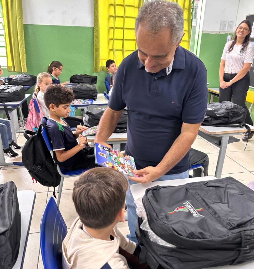 Prefeitura de Itaúna inicia entrega de kits escolares e mochilas para alunos da rede municipal WhatsApp Image 2026-02-04 at 11.04.44