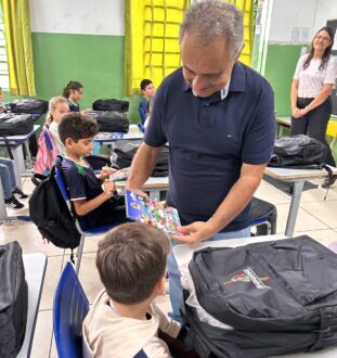 Prefeitura de Itaúna inicia entrega de kits escolares e mochilas para alunos da rede municipal