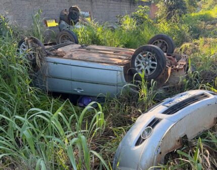 Ultrapassagem mal sucedida termina em colisão, capotamento duplo e motorista em estado grave