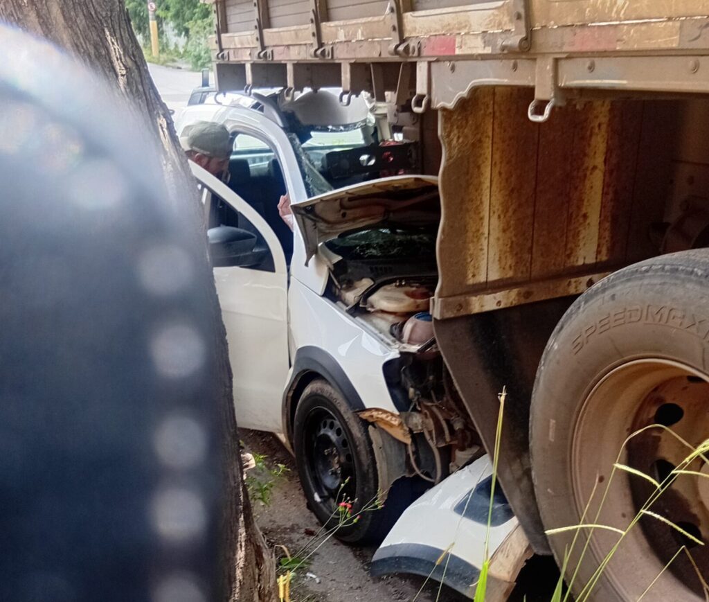Grave acidente em Divinópolis: Carro bate na traseira de caminhão e deixa três feridos no Danilo Passos WhatsApp Image 2026-02-19 at 15.02.22