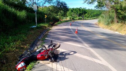 Motociclista perde o controle e morre ao atingir equipamento de radar na BR-494 em Divinópolis