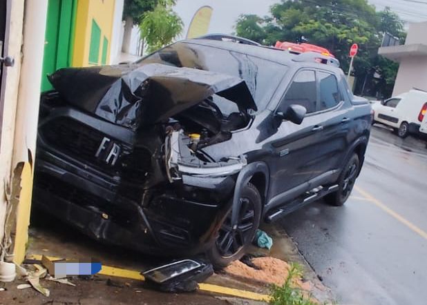 DIVINÓPOLIS: Gestante e criança ficam feridas após carro colidir contra muro no bairro Alvorada nesta terça-feira