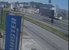 Pai, mãe e avó morrem em gravíssimo acidente envolvendo caminhão e Kombi