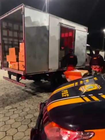 PRF apreende carregamento de roupas de grife estrangeiras na BR-381, em Oliveira