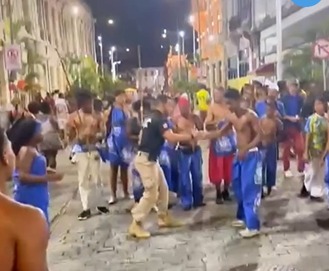 Policial civil entra em roda de capoeira e rouba a cena no Carnaval da Bahia